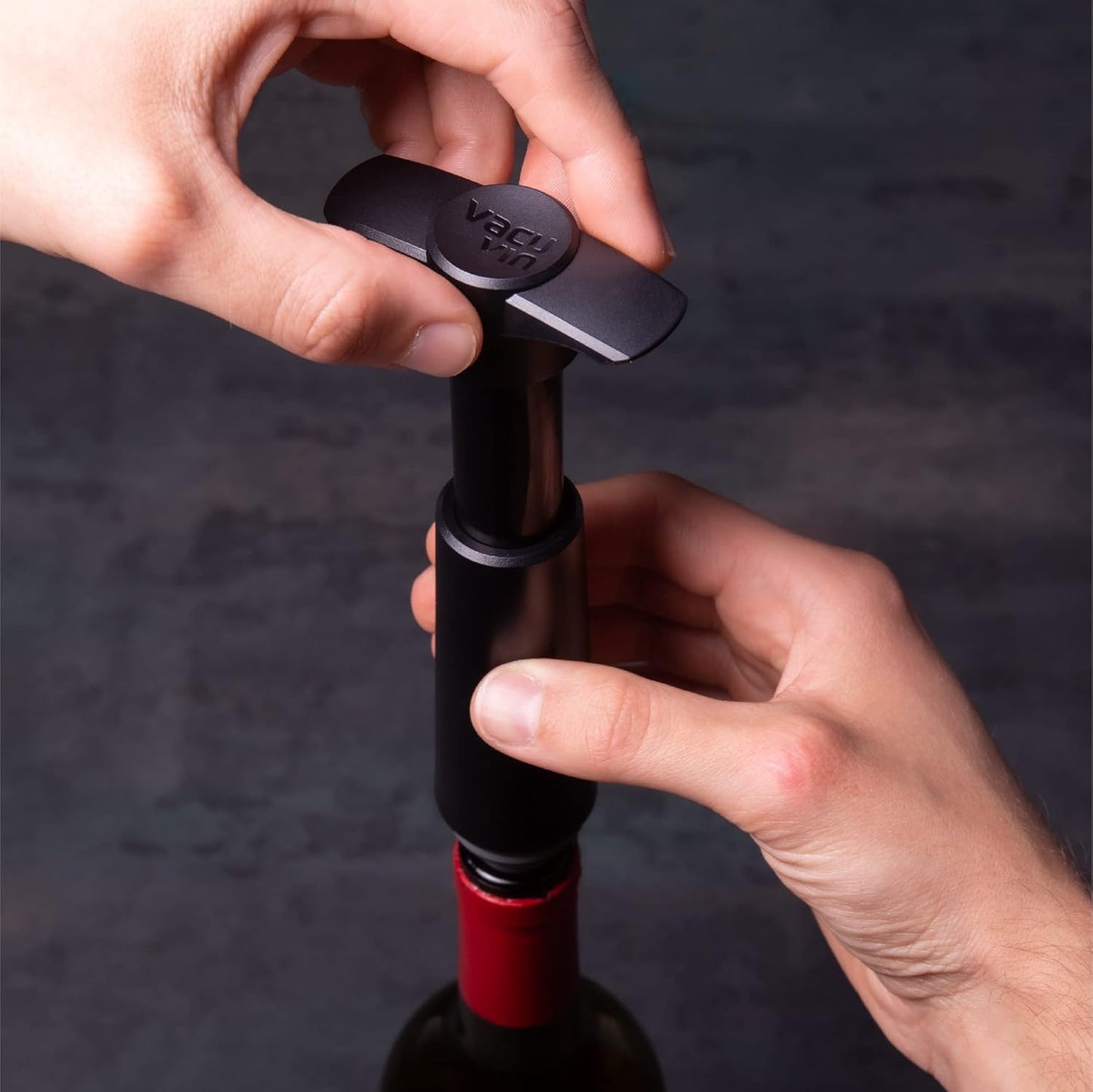 Vacu Vin Wine Saver Pump Black with 8 Vacuum Stopper Grey - Airtight Seal for Opened Bottles to Preserve the Freshness Up to 10 Days - Easy to Use Perfect for Every Occasion