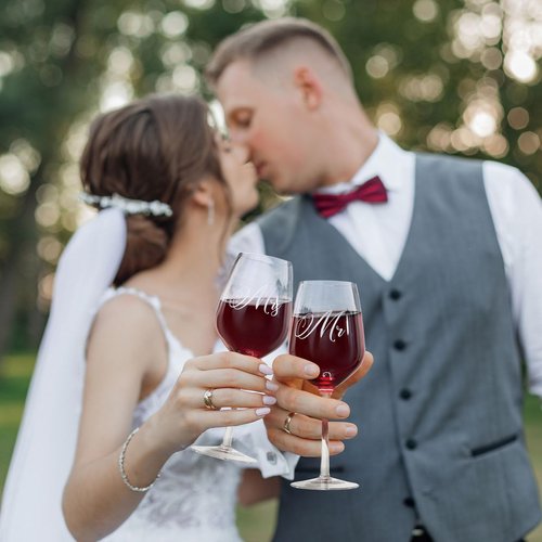 AW BRIDAL Wedding Gifts Bridal Shower Gifts Engagement Gift for Couples Newlyweds Mr and Mrs Wine Glasses Wedding Glasses Bride Gift Anniversary Wine Decanter Set