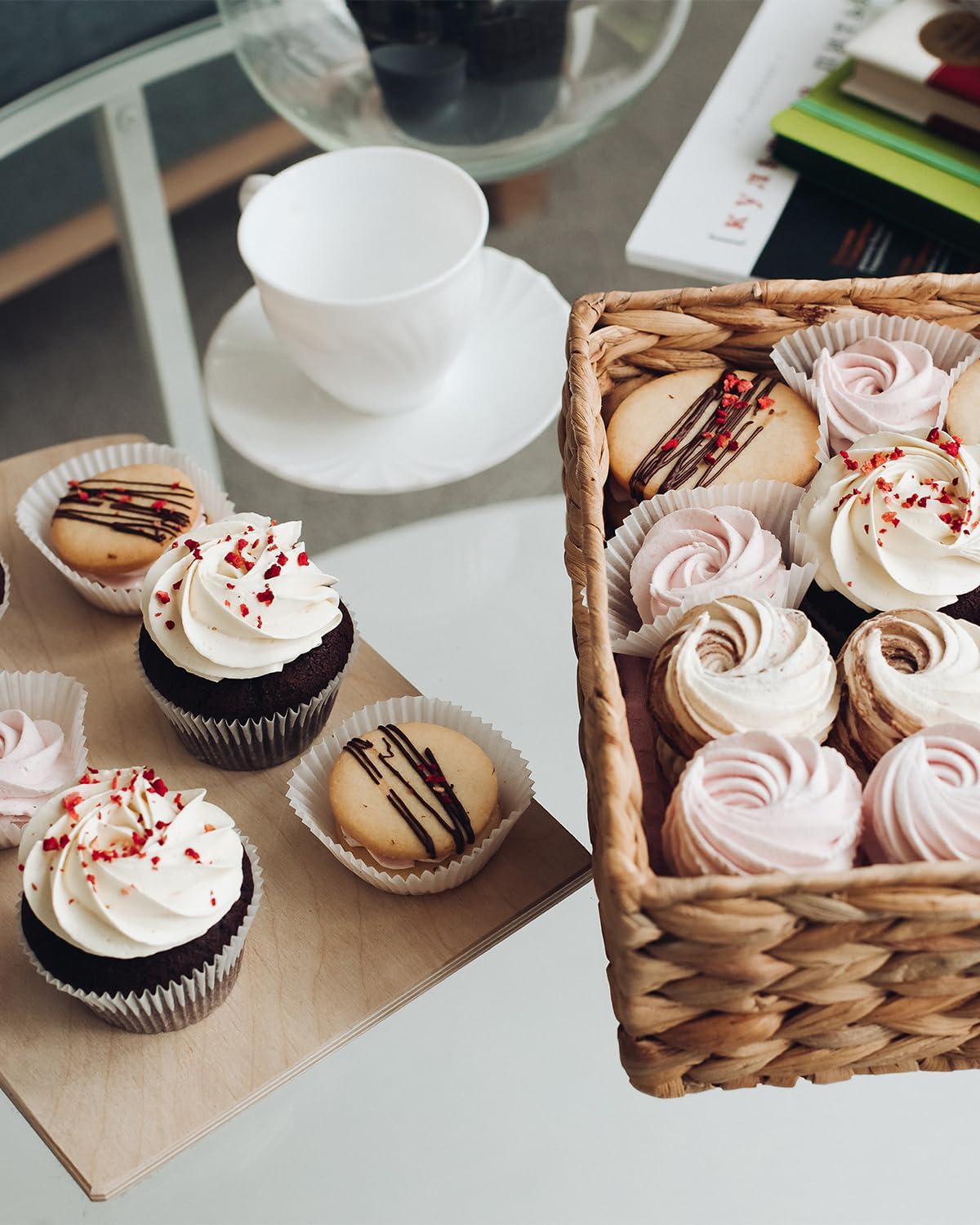 Qiqee 600pcs White Cupcake Liners - Food Grade Baking Cups for Muffins | Standard Size, No Smell