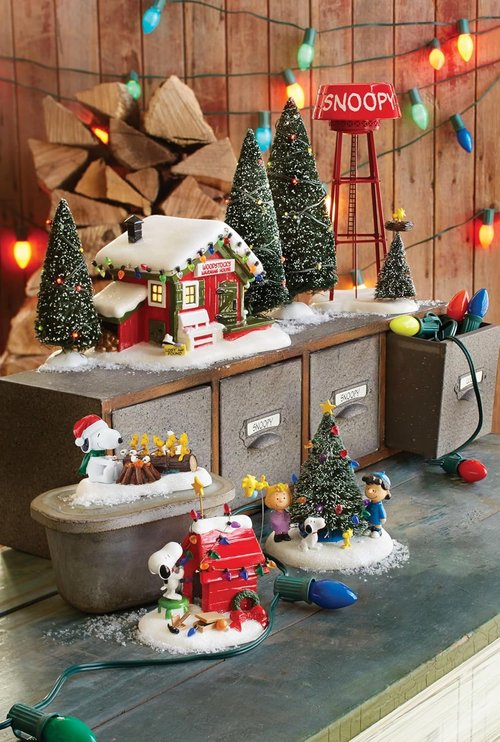 Department 56 Peanuts Christmas Decoration - Snoopy, Dog House & Woodstock with Lights