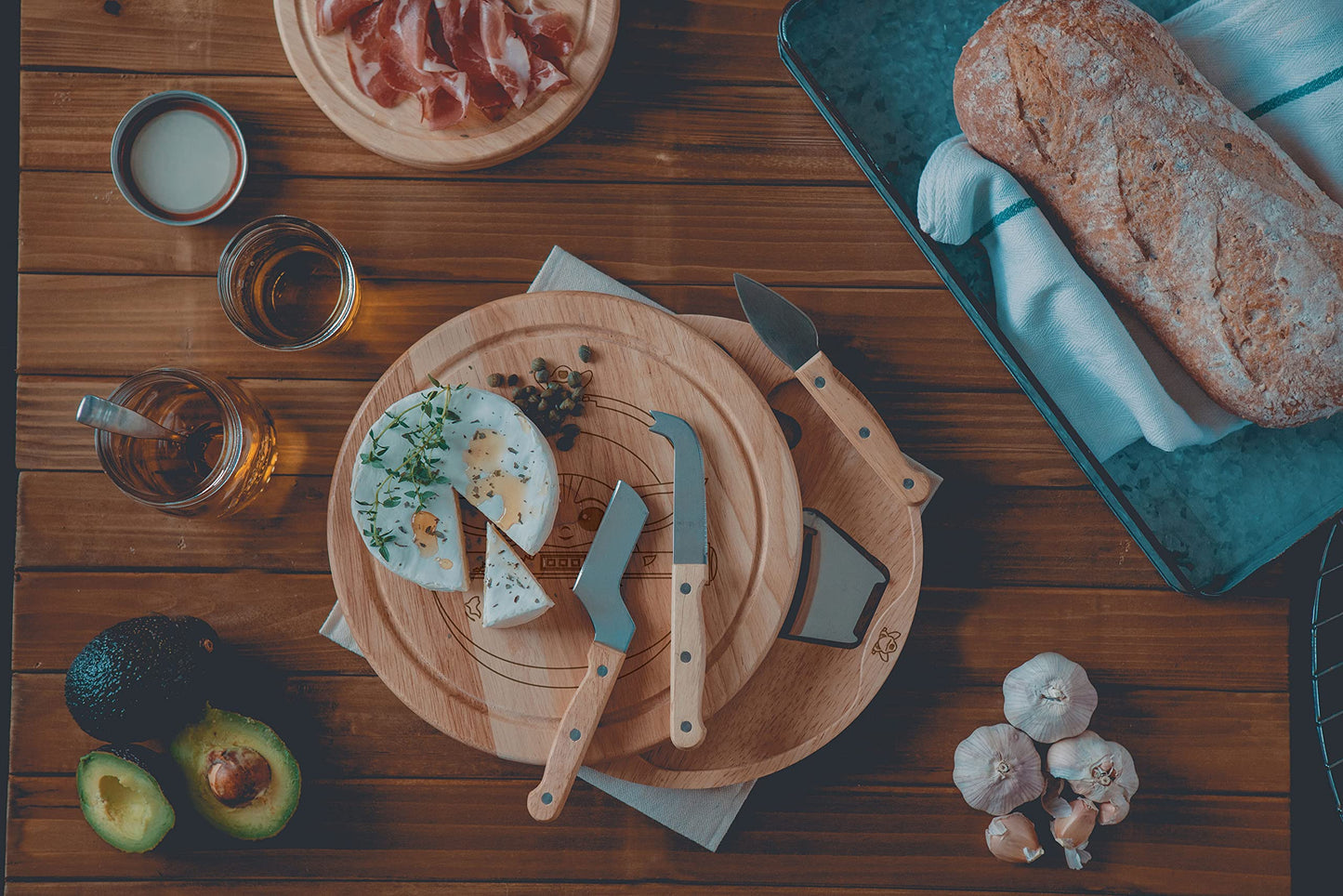 PICNIC TIME Star Wars Mandalorian Grogu Circo Cheese Board and Knife Set, Charcuterie Board Set, Wood Cutting Board, (Parawood)