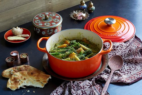 Le Creuset Enameled Cast Iron Dutch Oven - 5.5 Qt. | Signature Flame Color for Perfect Cooking
