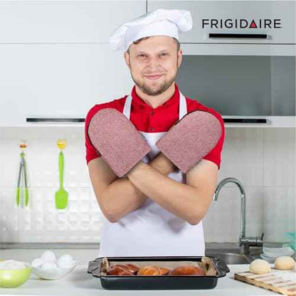 Frigidaire Sasha 2-Pack Cotton and Neoprene Mini Oven Mitts, Heat Resistant, Anti-Slip, Machine Washable, 5.25" x 8", Red, Set of 2
