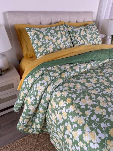 BrylaneHome Scalloped Hem Bedspread - White Seashells Queen Variation