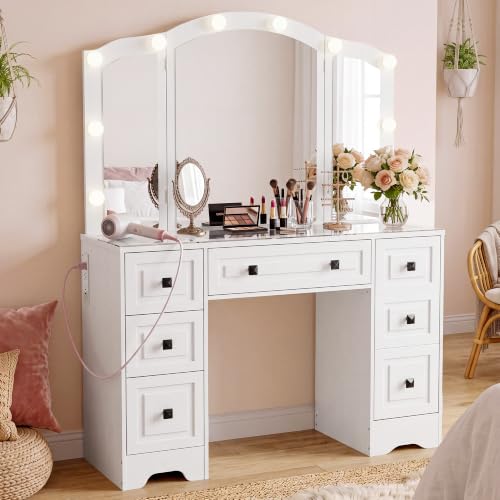 Senlin Vintage Vanity with Lighted Mirror & Outlet - White (Variation: White)