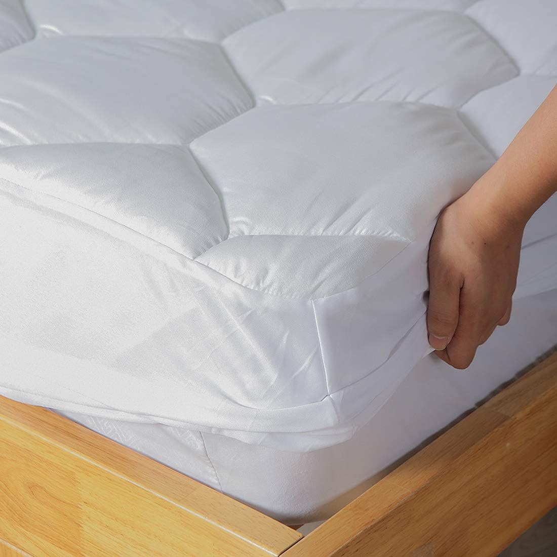 Queen Mattress Pad by [Brand Name] - Ultra Soft Quilted Fitted Topper for 8-21" Deep Pocket - White