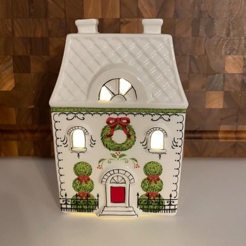 Cynkeyee Village House Christmas Decorations - 6-Inch White Ceramic Décor with Lights for Indoor Tabletop