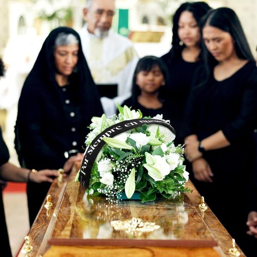 Fanfanwin Funeral Sash - Memorial Wreath Ribbon for Celebration of Life | 58x4'' Black, Por Siempre En Nuestros Corazones
