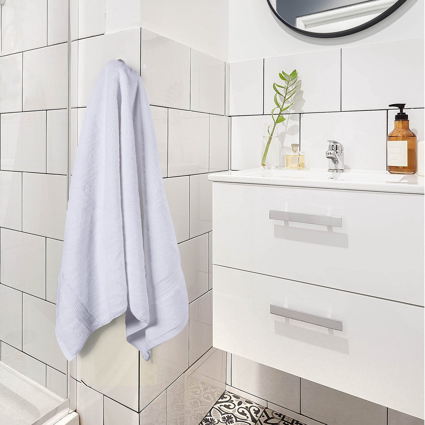 Utopia Towels 16 Pack Premium Bath Towels Set, 27 by 54 Inches, 100% Ring Spun Cotton 600GSM, Lightweight and Highly Absorbent Quick Drying Towels, Perfect for Daily Use, White