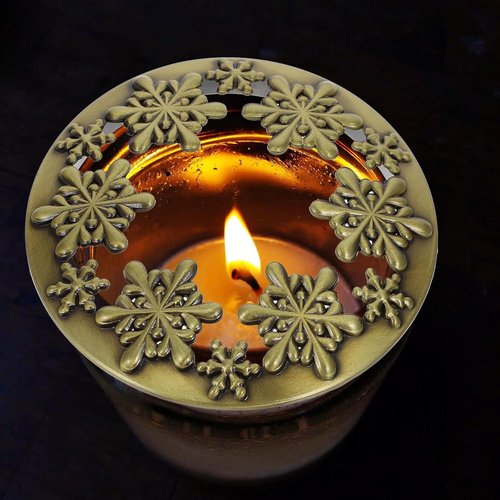 Healeved Christmas Candle Topper - Golden Metal Snowflake Aromatherapy Cover for Even Burning