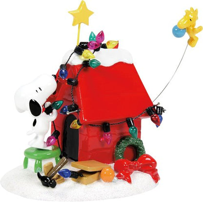 Department 56 Peanuts Christmas Decoration - Snoopy, Dog House & Woodstock with Lights