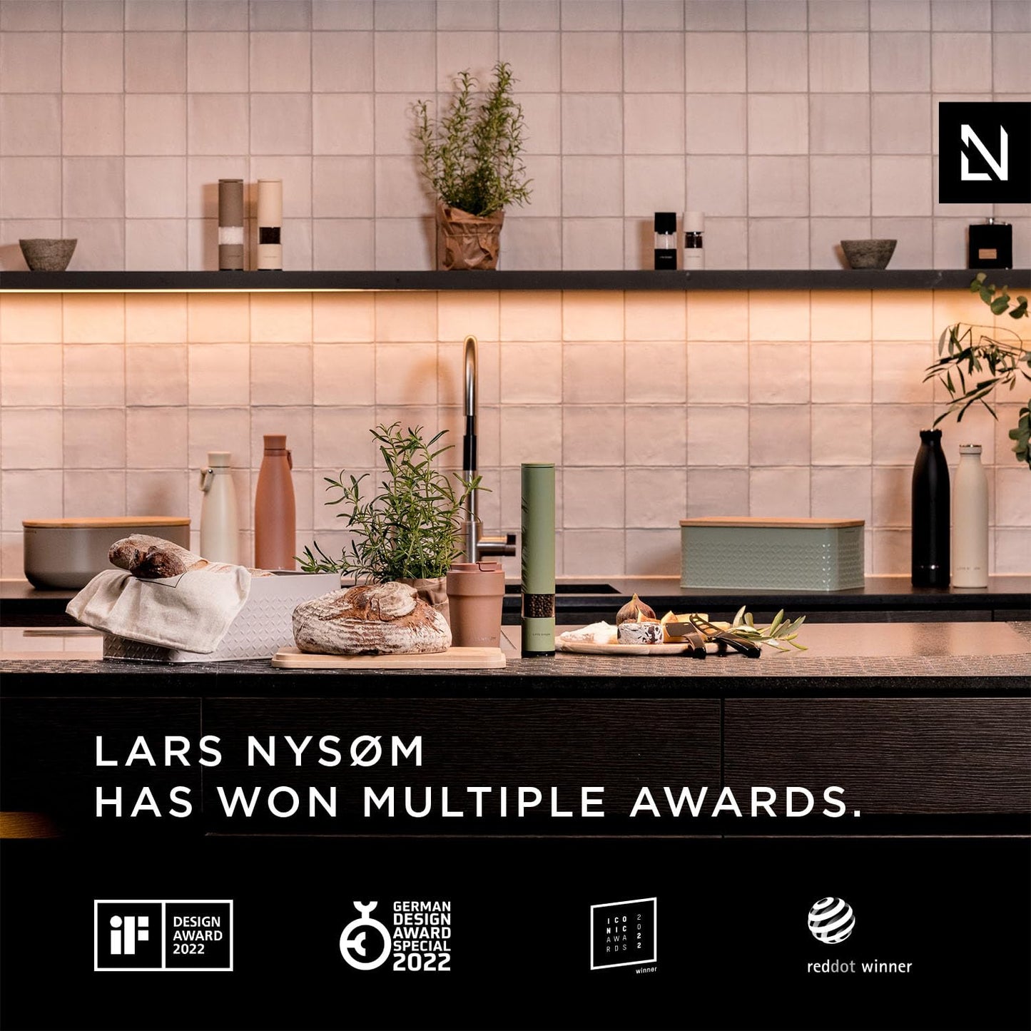 LARS NYSØM Salt and Pepper Grinder Set I Salt and Pepper Mills with Adjustable Ceramic Grinder 2 pieces I Manual Design Spice Mill Set (Blue)