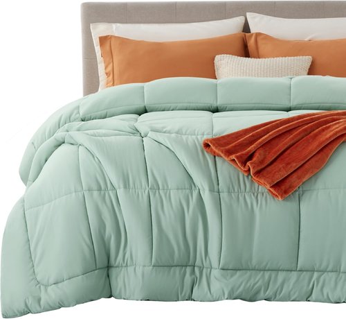 Bedsure Comforter Duvet Insert - All-Season King Size Quilted Down Alternative Bedding, Sage Green 90 x 102 Inches