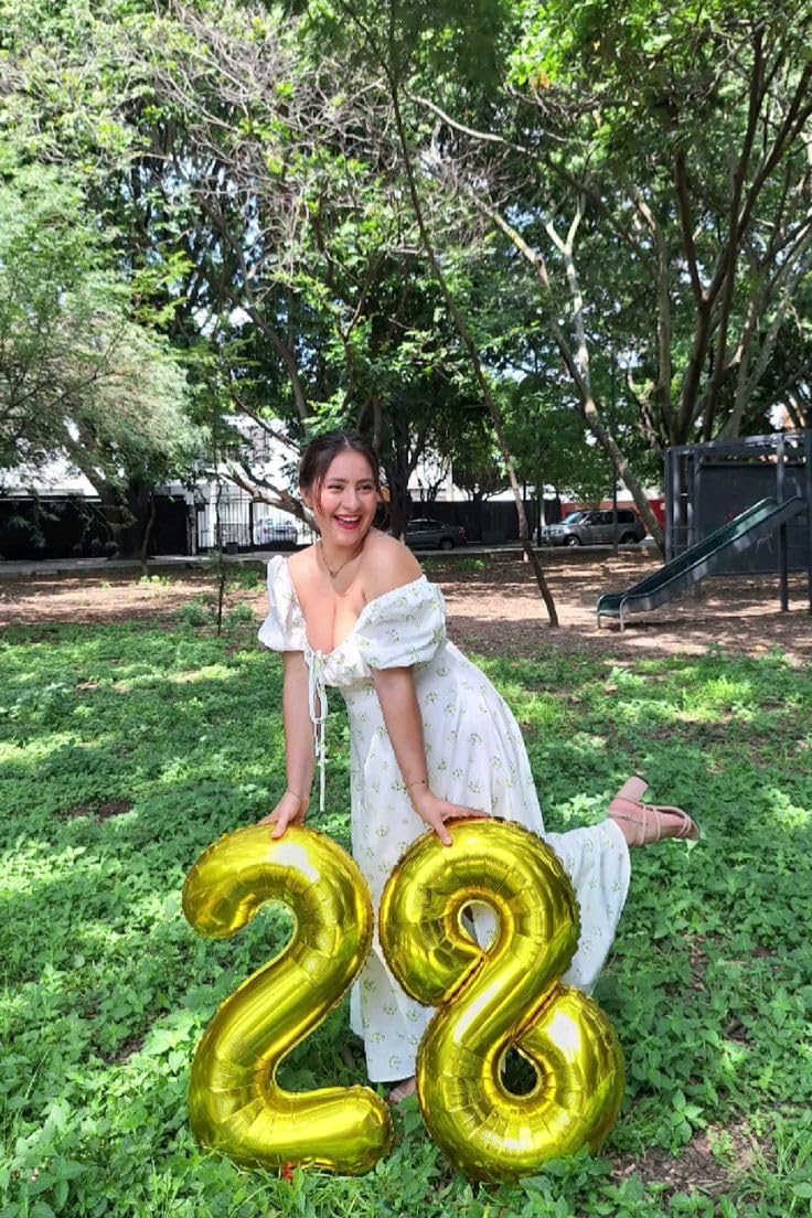 Number 40 Balloon - 40 Inch Gold Foil Decoration for 40th Birthday Celebrations | Perfect for Men & Women
