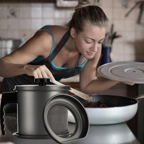Cambom Bacon Grease Container - 1.3L Cooking Oil Can with Fine Mesh Strainer & Removable Coaster Tray - Black