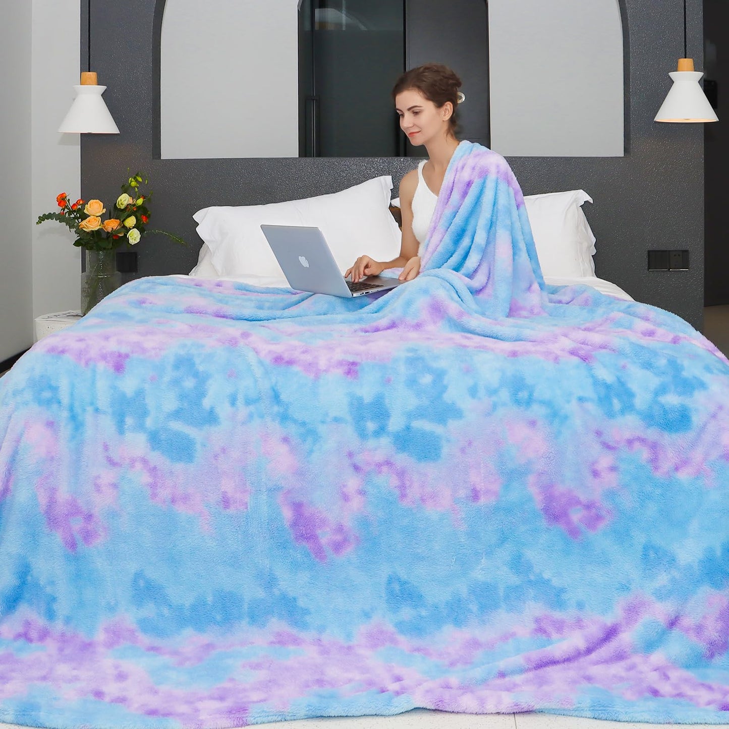 MUGD Lightweight Blanket Fleece Big Blanket Fuzzy Throw Blanket for Bed King Size