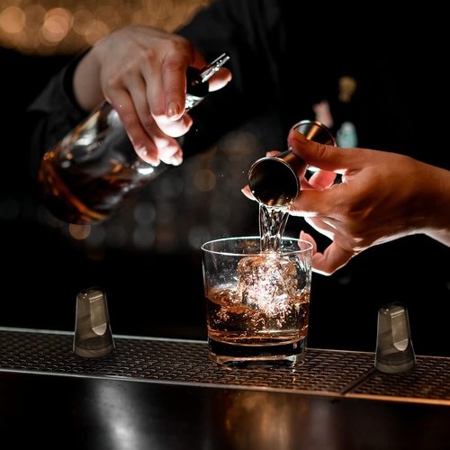 Chengu 24 Pieces Liquor Bottle Covers Pour Spout Covers Bar Toppers for Bottles Universal Pour Dispenser Dust Translucent Silicone Rubber Spout Caps for Bar Home Kitchen Tools Supplies (Black)