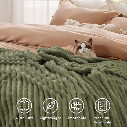 Bedsure GentleSoft Twin XL Blanket - Cozy Fleece Throw for Women & Girls | Moss, 66x90 Inches