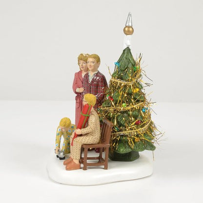 Department 56 A Christmas Story Village Figurine - Family Opens Gifts | 4.32 Inch, Multicolor