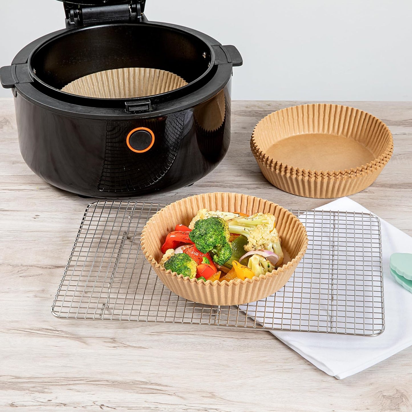 Restaurantware Air Fryer Liners - No-Stick Silicone Coating, 100 Round, 6.3 x 6.3 Inch, Food-Grade Paper