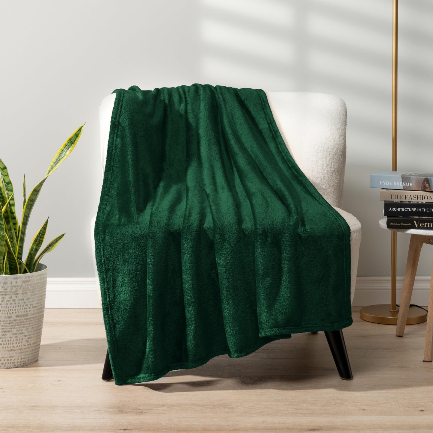 PAVILIA Fleece Blanket King Size | Super Soft, Plush, Luxury Flannel Throw | Lightweight Microfiber Blanket for Sofa Couch Bed (Emerald Green, 90x108 inches)