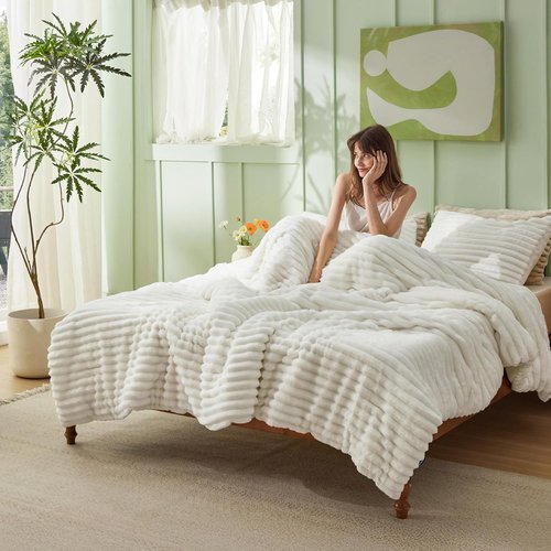 Bedsure Comforter Set - GentleSoft™ 3-Piece Double-Sided Fleece Queen Size Bedding, Cozy White & Striped Design, 90x90 Inches