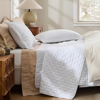 Bedsure Quilts - Queen Size Bright White Lightweight Comforter | Ultra Soft All-Season Bedding, 90 x 96 Inches