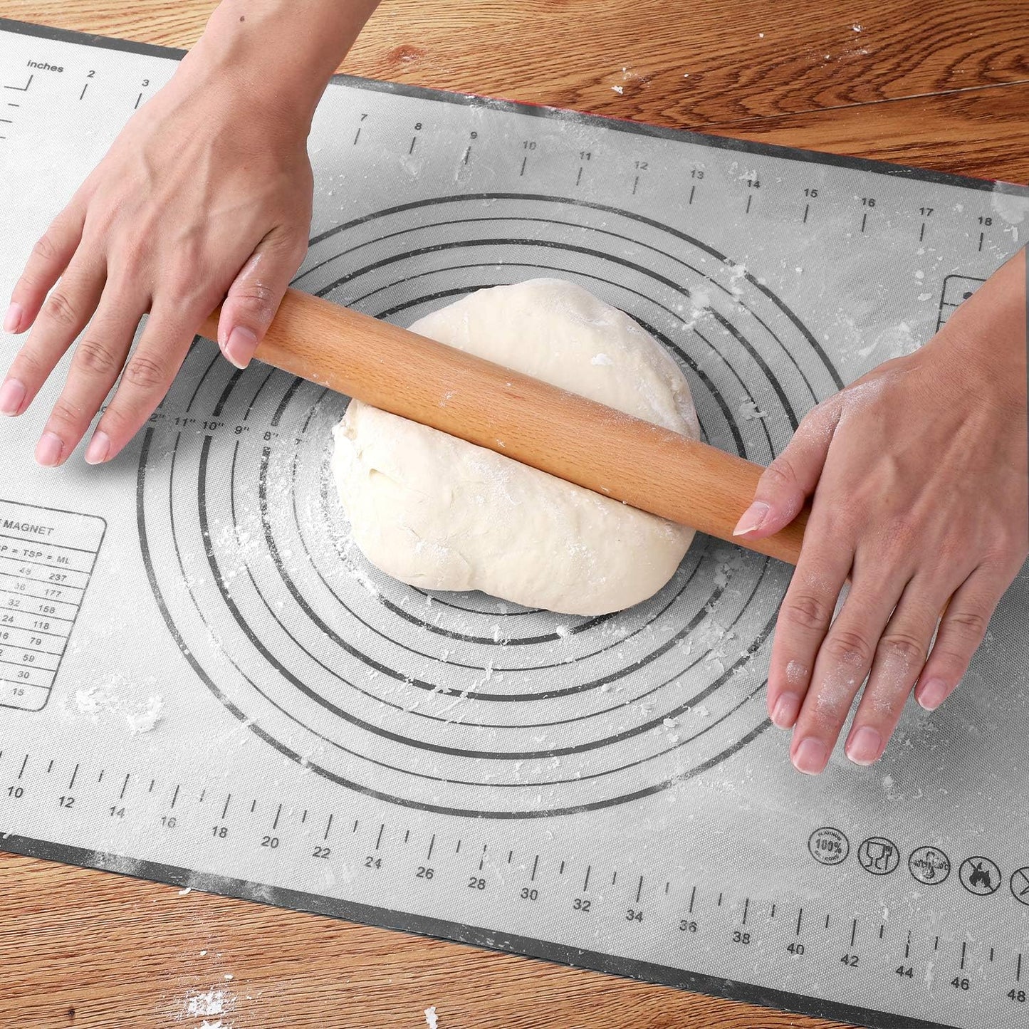 QUELLANCE Wood Rolling Pin - Beech Wood Dough Roller with Silicone Baking Mat for Pizza, Pastries & Cookies