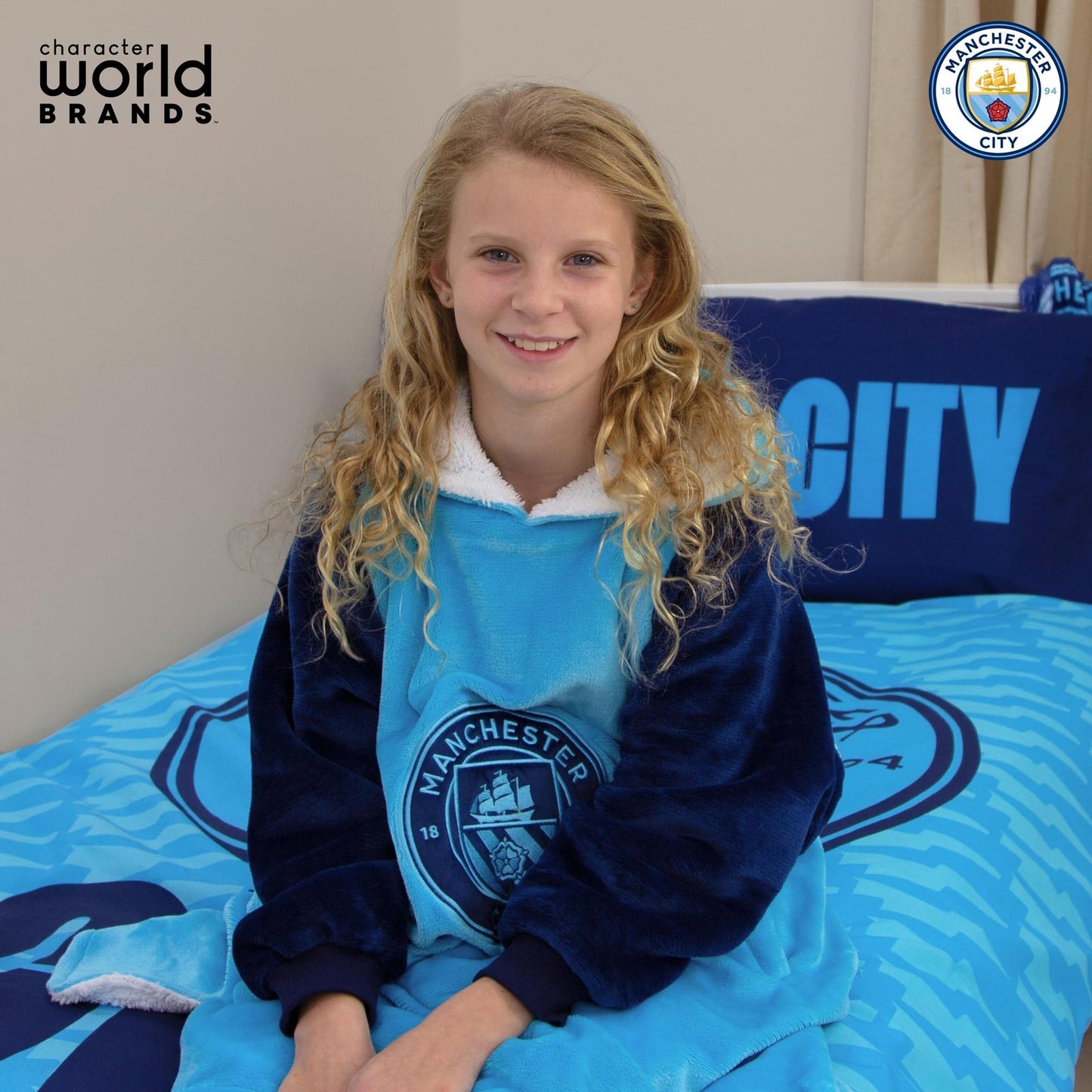 Manchester City FC Oversized Wearable Fleece Blanket, Super Warm and Cosy Premium Sherpa Lined, Design Perfect For Kids Aged 7-12 Years, One Size