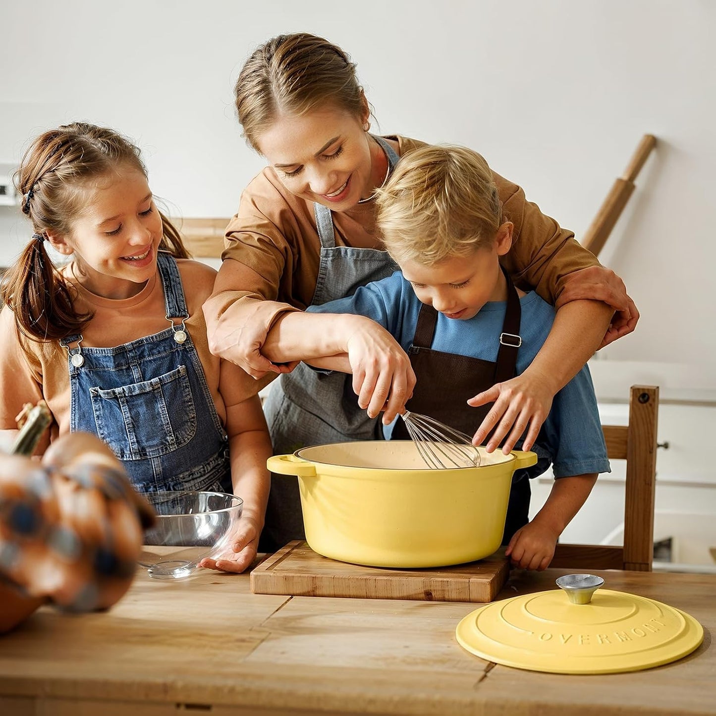 Overmont Enameled Cast Iron Dutch Oven - 5.5QT Heavy-Duty Pot with Lid & Potholders | Goose Yellow