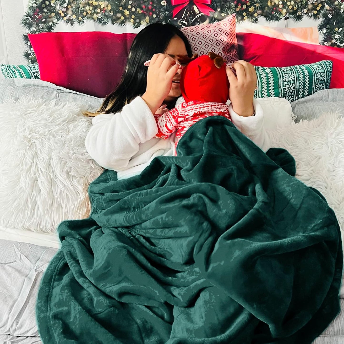 Bedsure GentleSoft Fleece Blanket - Lightweight Plush Cozy Twin Size in Emerald Green, 60x80 Inches