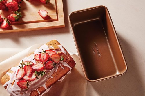 Calphalon Nonstick Bakeware - Rectangular Cake Pan | 9-Inch x 13-Inch for Effortless Baking