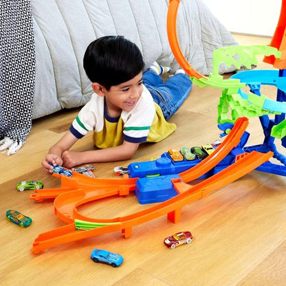 Hot Wheels Stunt Track Set - Mid-Air Crash Action with Motorized Booster & 1:64 Scale Die-Cast Car