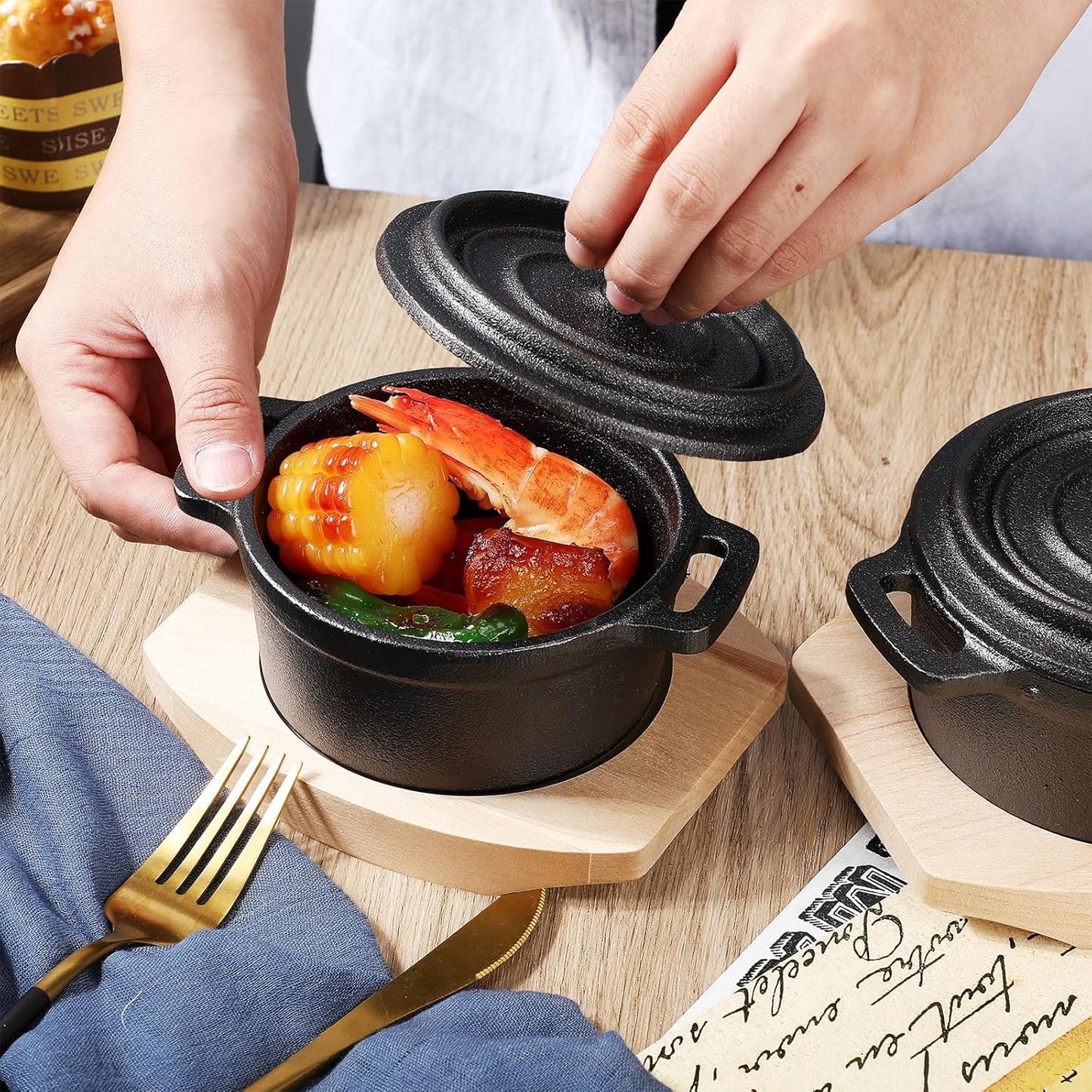 Skiennix 20 oz Dutch Oven Pot - Pre-Seasoned Cast Iron Casserole with Lid & Wooden Base | Heavy-Duty Mini Cocotte in Black