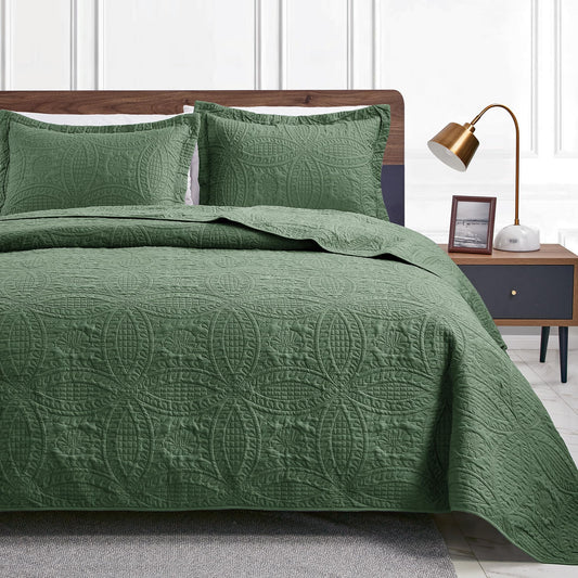 Love's cabin California King Size Quilt Set Olive Green Bedspreads - Soft Summer Quilt Lightweight Microfiber Bedspread- Modern Coin Pattern Coverlet for All Season - 3 Piece (1 Quilt, 2 Pillow Shams)