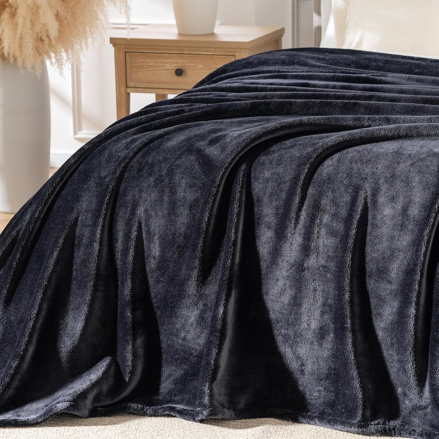 Skiennix Microfiber Fleece Blanket - Heavyweight Plush Warmth for Couch & Bed | 70in x 90in, Black